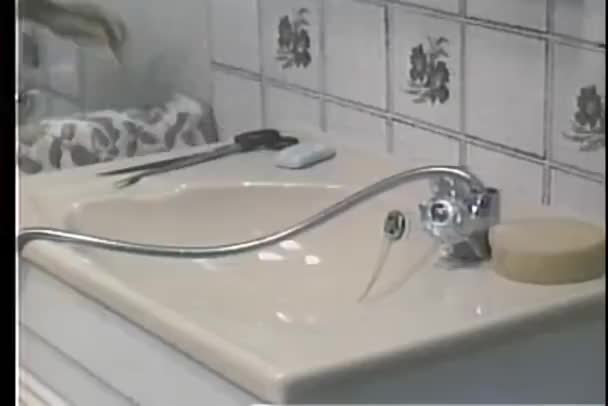 Víz Áramlik Fürdőszoba Csaptelep Tömlő Közvetlenül Kamerába — Stock videók