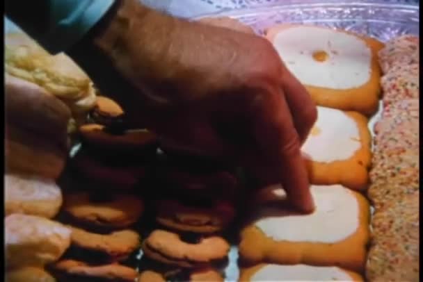 Gros Plan Des Biscuits Contact Main Masculine Sur Plateau — Video