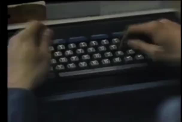 Primer Plano Las Manos Escribiendo Máquina Escribir — Vídeos de Stock