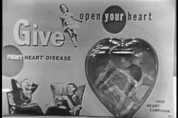 Zbliżenie Kobiety Umieszczenie Pieniędzy Tworzywa Sztucznego Serca Choroba Serca Miłości — Wideo stockowe