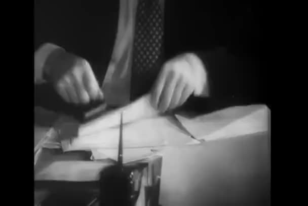Montage Van Man Afwerking Ponsen Tijdkaart Jaren 1940 — Stockvideo