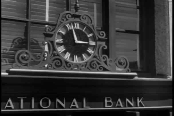 Oddálit Hodiny Vchodu Banky Ulici Města — Stock video