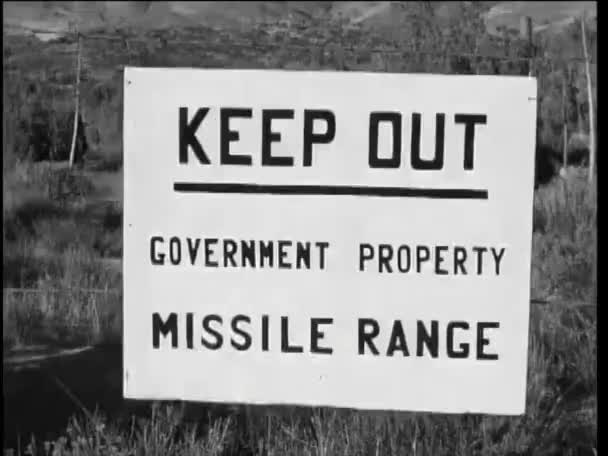 Κρατήστε Έξω Σημάδι Εμβέλειας Πυραύλων Στο Παρασκήνιο — Αρχείο Βίντεο
