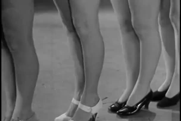 Panning Showgirls Nogi Czarny Biały — Wideo stockowe