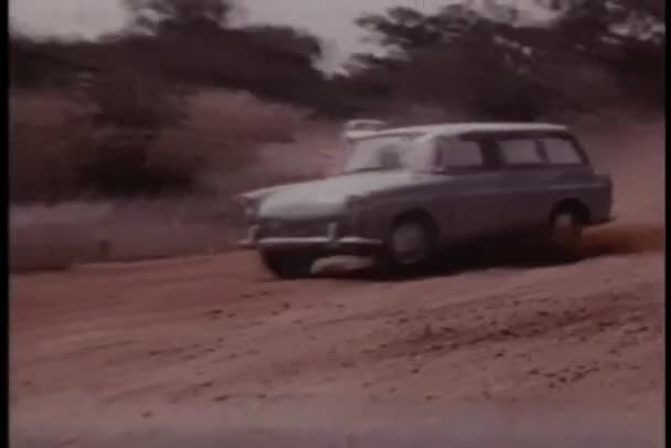 Δύο Αυτοκίνητα Ολίσθηση Μακριά Χωματόδρομο — Αρχείο Βίντεο