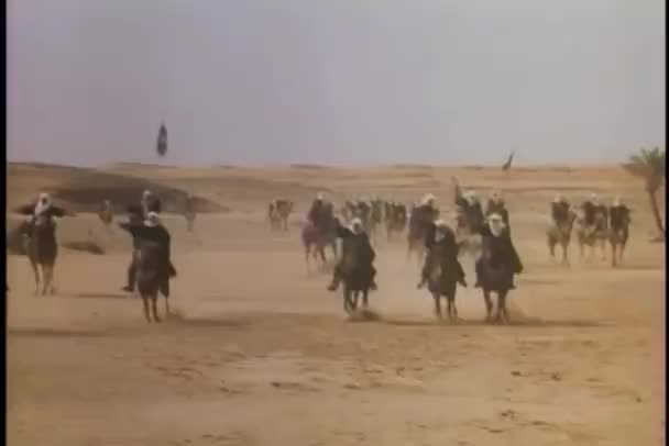 Árabes Armados Atacando Pelo Deserto — Vídeo de Stock