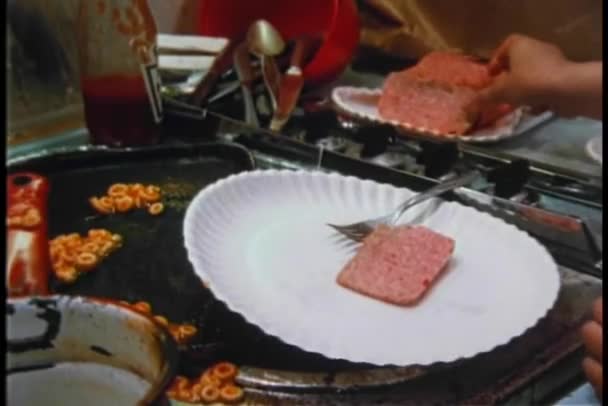 Colpo Medio Ragazza Versando Ketchup Fette Spam — Video Stock