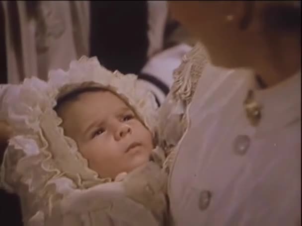 1940年代双胞胎婴儿洗礼时的特写 — 图库视频影像