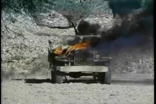 Reconstituição Jipe Militar Explodindo Deserto 1970 — Vídeo de Stock