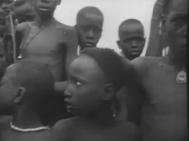 Plan Panoramique Enfants Africains Tribaux Années 1940 — Video