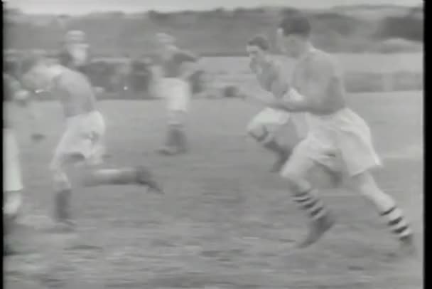 モンタージュ 1930 年代のサッカー ゲーム — ストック動画