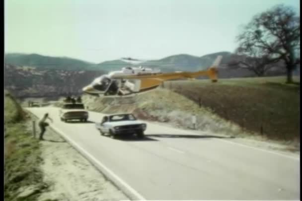 映画でスタントカーとヘリコプターのシーンを監督 — ストック動画