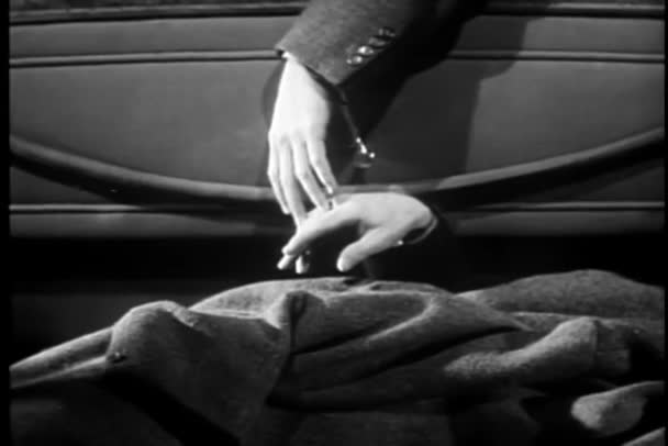 車のトランクで死体の手に触れる人のクローズ アップ — ストック動画