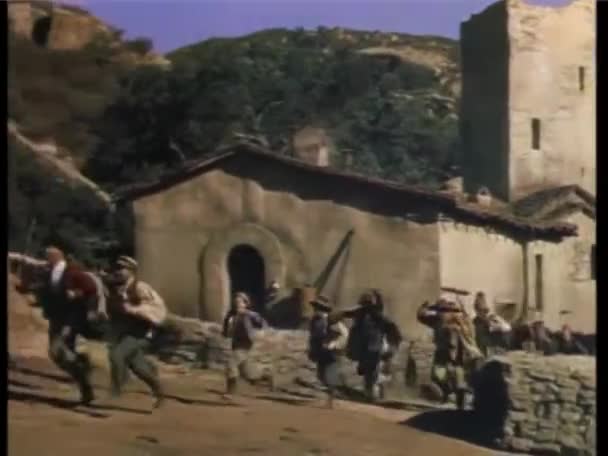 Des Citadins Colère Traversant Rue Dessus Pont 1940A — Video
