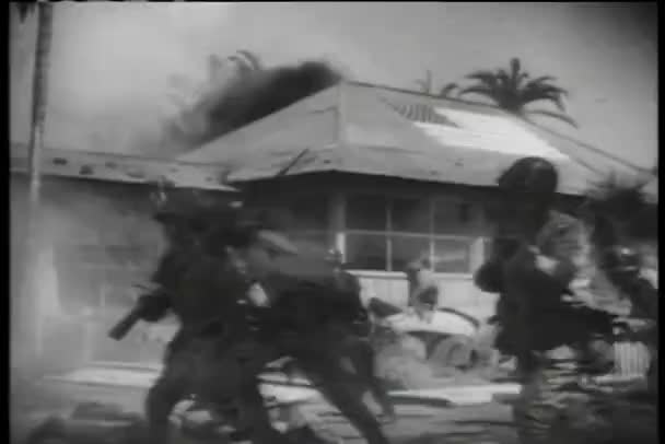 兵士は戦いの間に小屋を爆破 — ストック動画