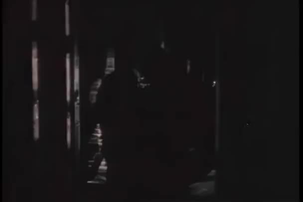 廊下を歩いてゴリラのスーツを着た男 — ストック動画