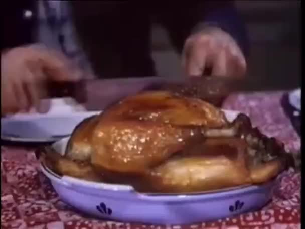 Ember Sült Csirkét Szeletel Asztalnál 1980 Évek — Stock videók