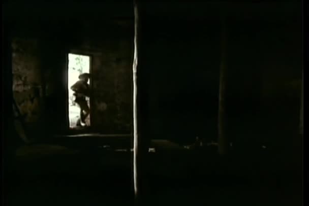 进入黑暗屋的士兵 — 图库视频影像
