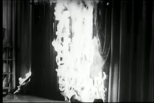 Κουρτίνες Στην Πυρκαγιά Στο Θέατρο — Αρχείο Βίντεο