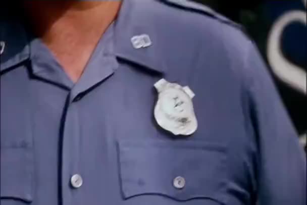 Närbild Polismannens Badge Hatt Och Pistol — Stockvideo