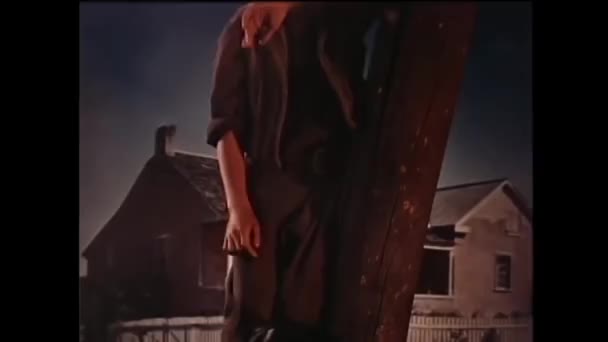 Мальчик Прислонившись Шесту Покрыл Лицо Черным Дымом 1950 Годов — стоковое видео