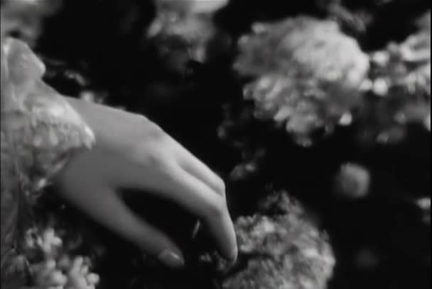 Detail Člověka Uvedení Snubní Prsten Prst Ženy Roce 1930 — Stock video