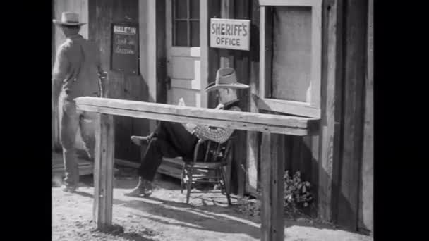 Cowboy Läsa Tidningen Utanför Sheriff Office 1930 Talet — Stockvideo