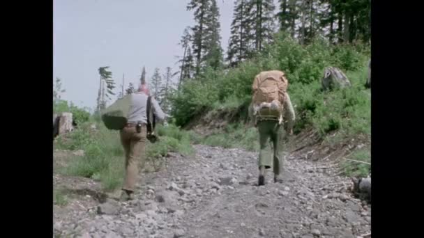 1970 年代の未舗装の道路をハイキングのバックパックと 人の男性 — ストック動画
