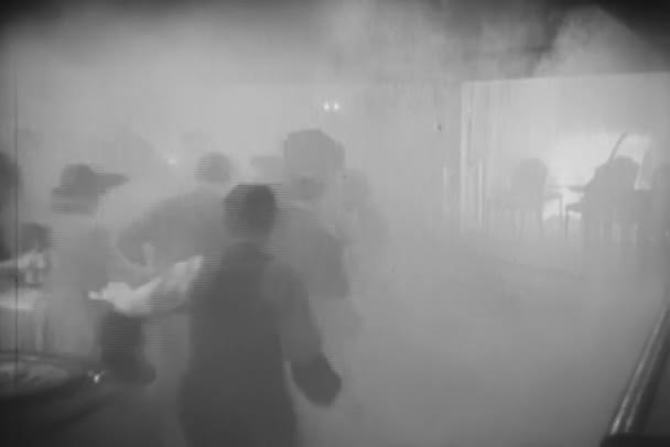 Orang Orang Kehabisan Membakar Klub Malam 1940 — Stok Video