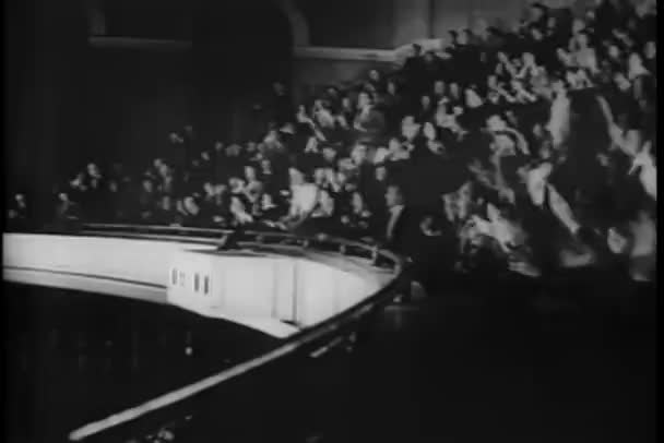 Аудитория Балконе Горячо Аплодирует — стоковое видео
