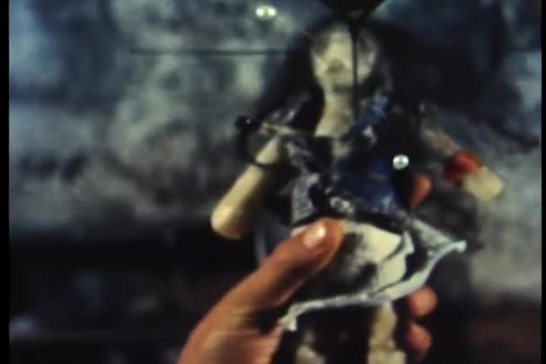 ブードゥー教の人形を持っている手のクローズ アップ — ストック動画
