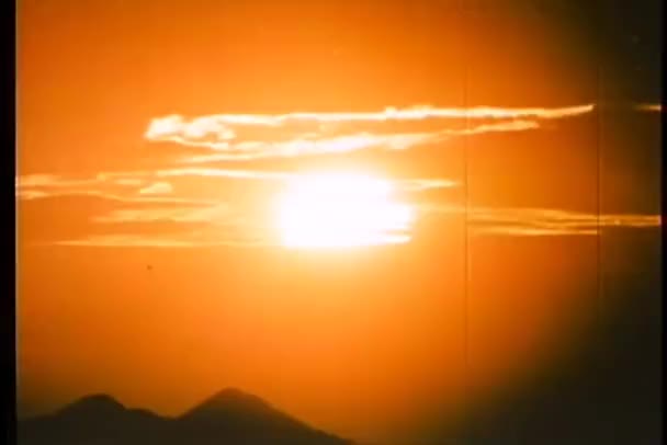 Широкий Знімок Сходу Сонця Над Горами — стокове відео