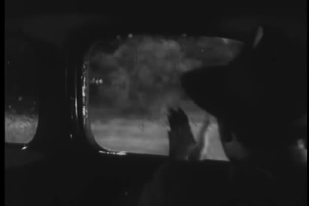 Bir Yağmur Fırtınası Sırasında Pencere Silerek Arabanın Içinden Adam Arka — Stok video