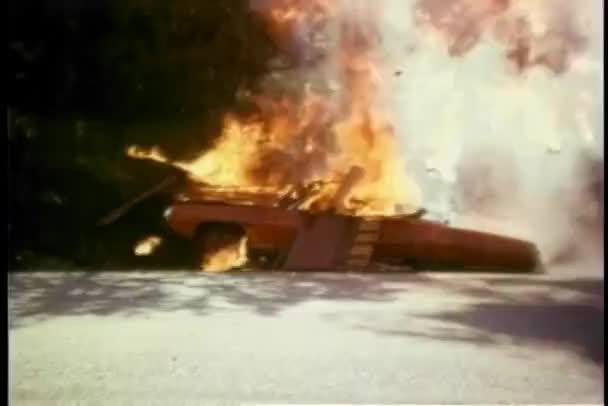 車の燃えている道端 ヴィンテージの映像 — ストック動画