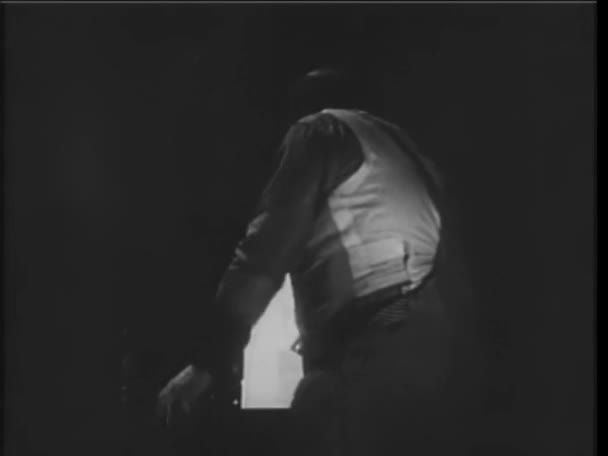 炉を点火する男のリアビュー 1930年代 — ストック動画