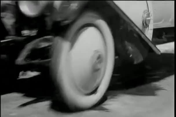Vintage Coche Conducción Montaña Estrellarse Océano — Vídeos de Stock