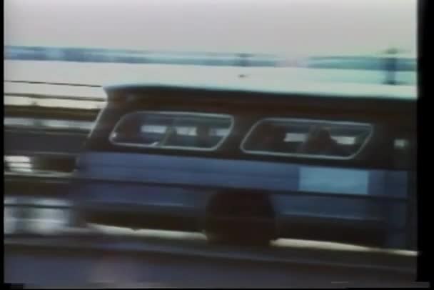 ニューヨーク市マンハッタン橋の上を運転するバス — ストック動画