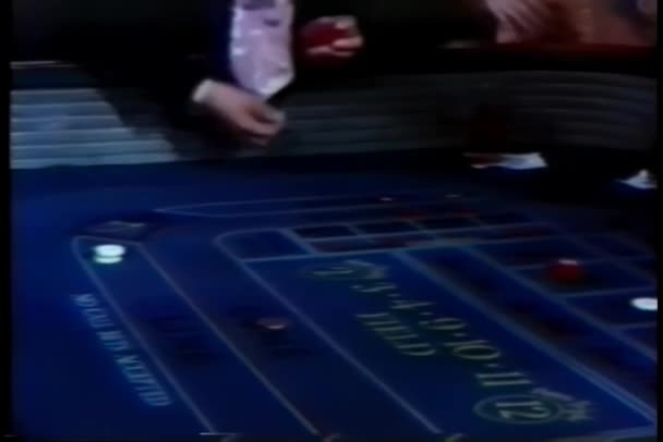 Hombre Tirando Dados Mesa Dados Casino — Vídeo de stock