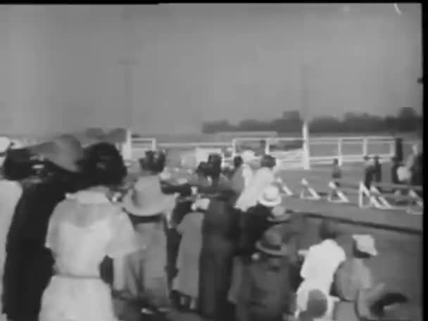 Widok Tyłu Widzów Oglądania Wyścigów Konnych 1940 Roku — Wideo stockowe