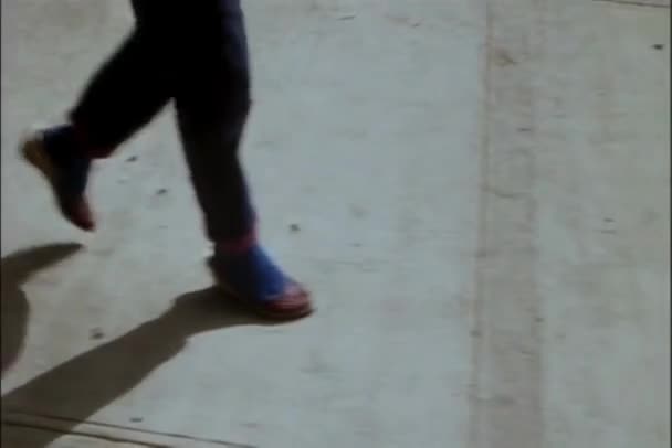 Kaki Close Orang Berjalan Trotoar — Stok Video