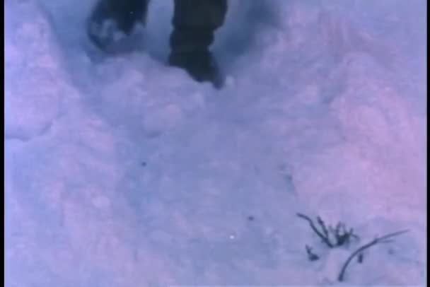 Adam Günlük Kar Üzerinden Sürükleyerek — Stok video