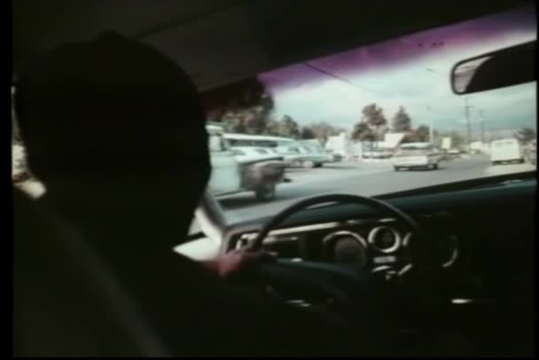 Foto Atas Bahu Seorang Pria Yang Duduk Mobil Yang Diparkir — Stok Video