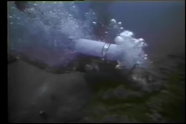 Bomba Explodindo Debaixo Água Perto Mergulhador — Vídeo de Stock