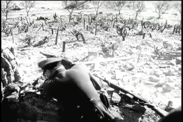 Πίσω Όψη Στρατιώτες Ρίχνουν Χειροβομβίδες — Αρχείο Βίντεο