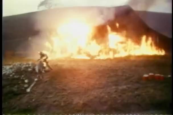 Stunt Man Brand Inspelning Explosion — Stockvideo