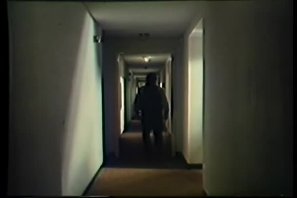 Widok Tyłu Człowieka Porwanego Hotelowego Korytarza — Wideo stockowe