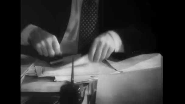 Montage Van Man Afwerking Ponsen Tijdkaart Jaren 1940 — Stockvideo