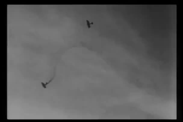 Historiskt Återskapande Första Världskriget Nedskjutna Flygplan Faller Himlen — Stockvideo