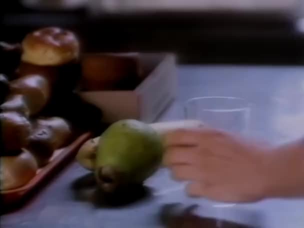 Mujer Vertiendo Leche Vaso Cafetería Escuela 1980 — Vídeos de Stock