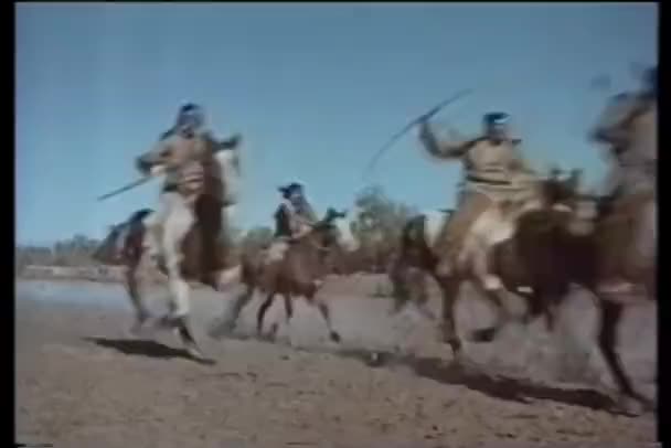 美国印地安人沿着河疾驰的马背上 — 图库视频影像